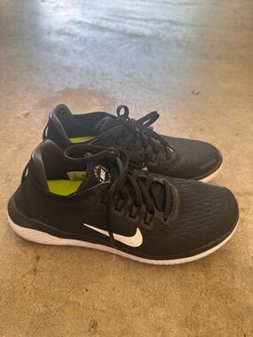 Nike Men's Black Athletic Sneakers with White Swoosh